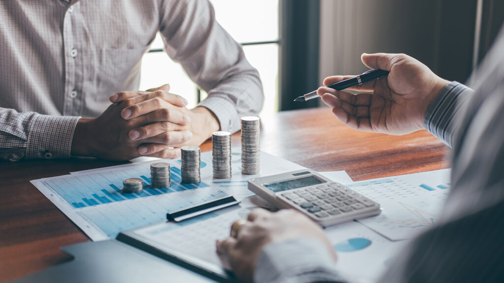 comparison between Fintech and traditional banks